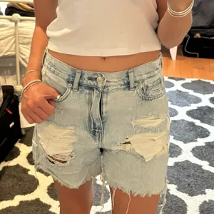 American Eagle Distresse Mom Jean Shorts thumbnail 9