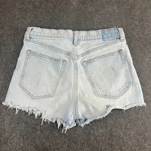 Abercrombie & Fitch The Mom Short Light Wash High Rise Distressed Denim 28 6‎ thumbnail 2