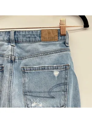 American Eagle Light Wash Distressed Knee Hole Mom Jeans Size 23 thumbnail 3