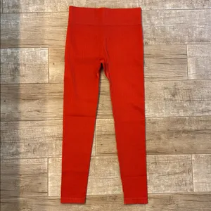Ribbed high-waist activewear leggings. thumbnail 2