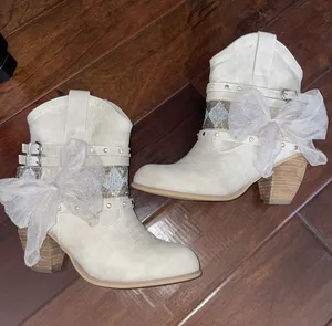 Creamy White Cowgirl Boots thumbnail 1