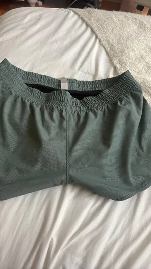 green athletic shorts Size L thumbnail 1