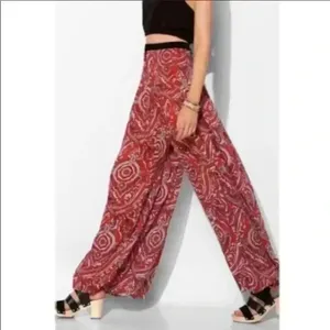 UO Staring At Stars Women’s Lightweight‎ Red Paisley Wide Leg Boho Pants Size 2 thumbnail 3