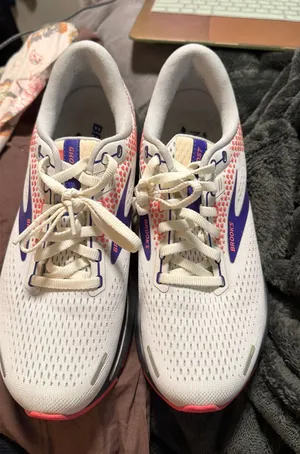 brooks ghost thumbnail 1