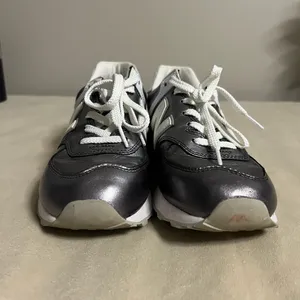 New Balance Women’s 574 V2 Metallic Leather Sneaker • WL574LD2 • Size 9 thumbnail 7