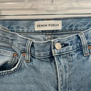 Dress Forum Aritzia Denim Forum The 90s Iggy Lo-Rise Baggy Denim Jeans thumbnail 7