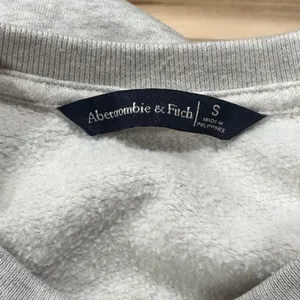 Abercrombie & Fitch Gray Floral Sweatshirt Women’s Small thumbnail 2