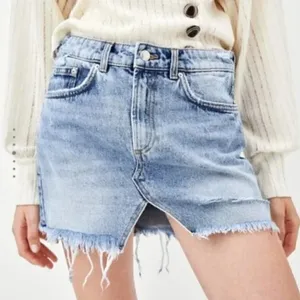 Zara Trafaluc Women's Sz Small Cut Off Denim Mini Skirt Light Acid Wash Distress thumbnail 1