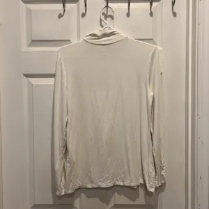 Chico's The Ultimate Tee Cream Mock Neck Ruched Long Sleeve Top Womens Size S thumbnail 4