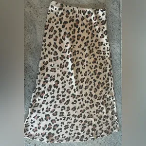 Forever 21 satin Leopard Midi Skirt thumbnail 2