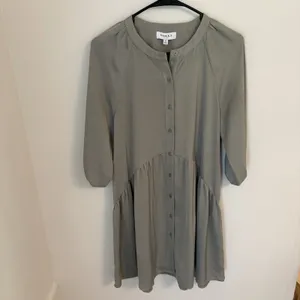 Gilli Sage Green Button Front Dress Womens Small Balloon Sleeve Tiered thumbnail 5