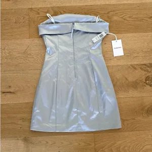 Aritzia - Sunday Best Shimmer Satin Tube Dress in Silver Blue thumbnail 3