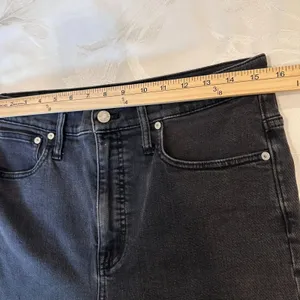 Madewell Women's Size-30 Black Wash Classic‎ Straight Leg Jeans thumbnail 4