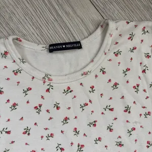 Brandy Melville crop white and flower short sleeve thumbnail 3