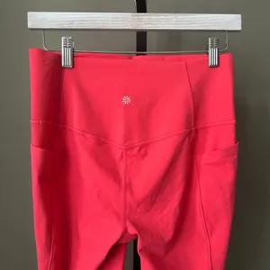 Athleta Salutation 7/8 Stash Tight Womens Medium Dragonfruit Activewear thumbnail 4