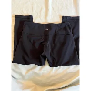 Lululemon Black Simple Cropped Mid Rise Leggings Size 8 20 in long, 28 in waist thumbnail 4