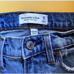Abercrombie & Fitch High Rise Denim Cutoff Mom Shorts Curve Love - Size 2/26 thumbnail 3