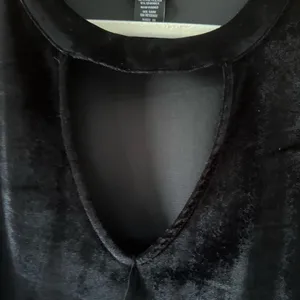Torrid V Neck Keyhole Tank Top Women’s Size 2 Black Velvet Office Dressy Elegant thumbnail 2