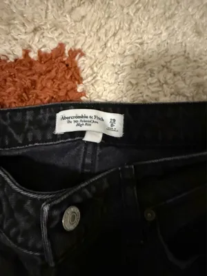 Abercrombie 90s Relaxed High-Rise Jeans thumbnail 3