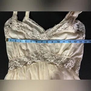 Vintage nightgown with lace detailing in size Small thumbnail 8