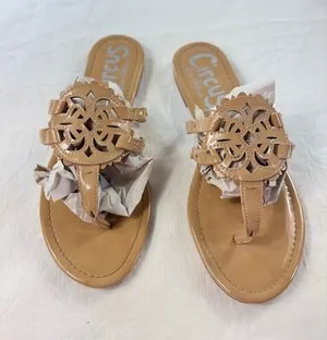 Circus by Sam Edelman Cherry Tan Patent‎ Medallion Thong Flat Sandals Mens 9.5M thumbnail 1