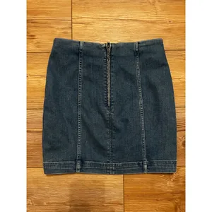 Free People Women Medium Wash Denim Mini Skirt Exposed Back Zip Size 4 Seamed thumbnail 3