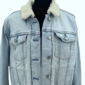 Universal Thread Womens Button front Sherpa Lined Denim Jacket Light Wash Medium thumbnail 2