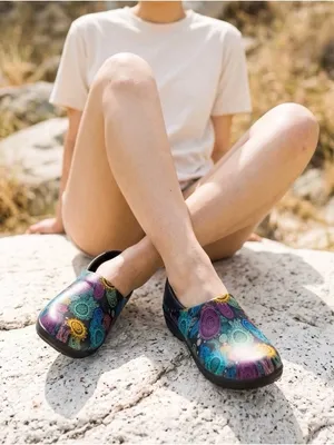 Crocs Neria Pro II Graphic Clogs non slip Mandala Paisley cottagecore kitchen thumbnail 2