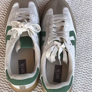 MIA Green White Retro Court Sneakers | Gum Sole Lace Up | Size 8.5 thumbnail 3