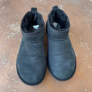 Ugg ultra mini black sz 5 women In great condition thumbnail 3