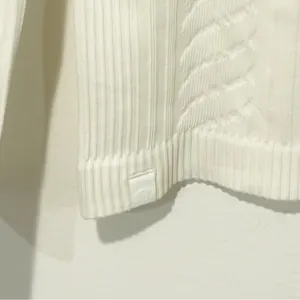 Lululemon Size 4 White Rest Less Pullover Top L/S Thumbhole Textured Athletic thumbnail 6
