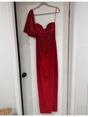 Elegant Red Velvet One-Shoulder Evening Gown with Slit thumbnail 2