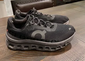 On cloud women running shoes in black 8.5 thumbnail 1