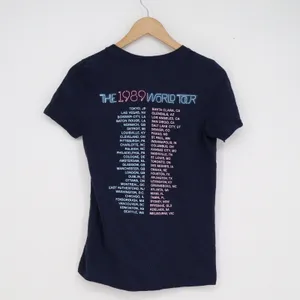 1989 World Tour T-Shirt Navy Blue Small Concert Merch Gildan thumbnail 4