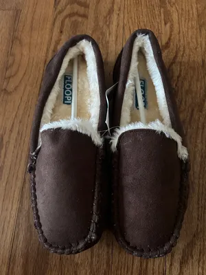 Floopi Cozy Faux-Suede Moccasin Slippers in Brown NWT size 5/6 Retail 60$ thumbnail 4