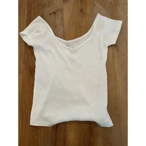Brandy Melville White Ribbed Ashlyn V-Neck Top - EXCELLENT‎ CONDITION thumbnail 2