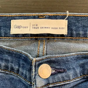 Gap‎ 1969 True Skinny HR Jeans Dark Stone Wash Denim 31R (34x27) Minimalist thumbnail 3