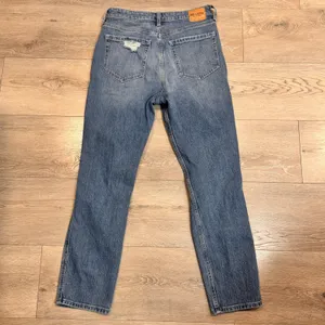 Hollister California‎ Ultra High Rise Mom Jean Distressed Medium Wash 6 L 28 L thumbnail 2
