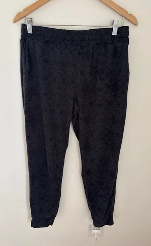 Vuori Performance Joggers Charcoal Grey Camo Print Tapered Activewear Pants‎ thumbnail 1