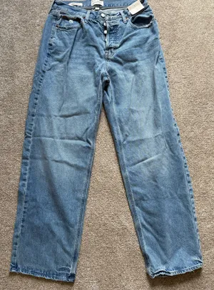 Universal Threads Mid Rise 90’s Baggy Jeans thumbnail 4