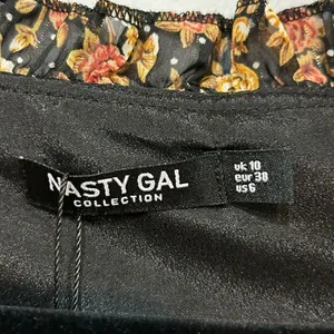 🆕‎ Nasty Gal I’ll be Bouquet black floral bell sleeve mini dress size 6 thumbnail 6