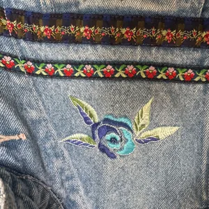 Vintage 90s Bill Blass Embroidered Floral Rhinestone Denim Vest M Cottage Garden thumbnail 6