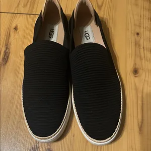 UGG Women Black Textured Loafers thumbnail 5