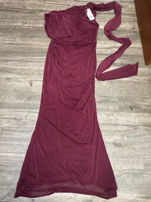 Curvy sweet One-Shoulder Bordeaux Evening Gown with Draped Sash thumbnail 2