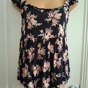 Torrid Sz 1 Floral Black and Pink Women's Top thumbnail 8
