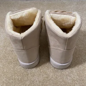 Women’s (or Men’s) Soft Faux Fur Lined Lace Up Boots Tan Size 39 EU NEW thumbnail 3
