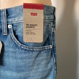 NWT Women's Levi's 94 Baggy Jean Shorts thumbnail 4