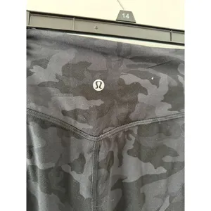 Lululemon Camo Joggers – Size 12 thumbnail 5