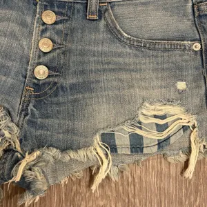 2010s‎ Abercrombie & Fitch Low Rise Distressed Denim Micro Shorts Light Wash 2 thumbnail 5