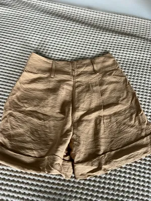 Tan linen shorts with vertical pleats #linenlove #summer thumbnail 2